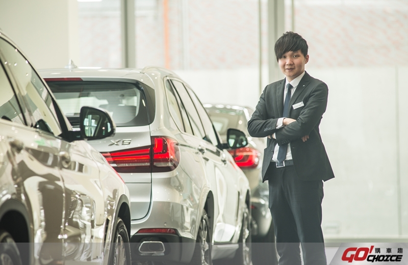 與金曲歌王林俊傑有幾分相似的周祐寧，以極佳親和力與專業度，榮獲2017 BMW年度新人王獎項，是品牌業代中的極佳殊榮。