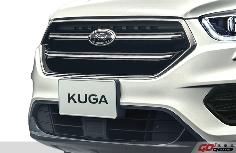 「New Ford Kuga勁黑版」以黑靚鍍鉻水箱護罩及黑格下護板營造霸氣卻內斂的外觀造型。