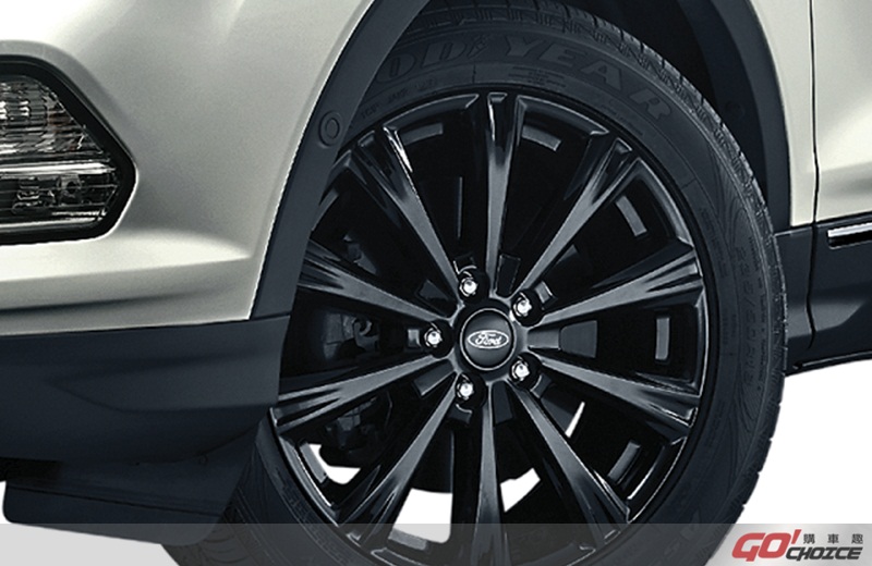 18吋的黑漩鋁圈更為「New Ford Kuga勁黑版」增添勁黑運動型格。