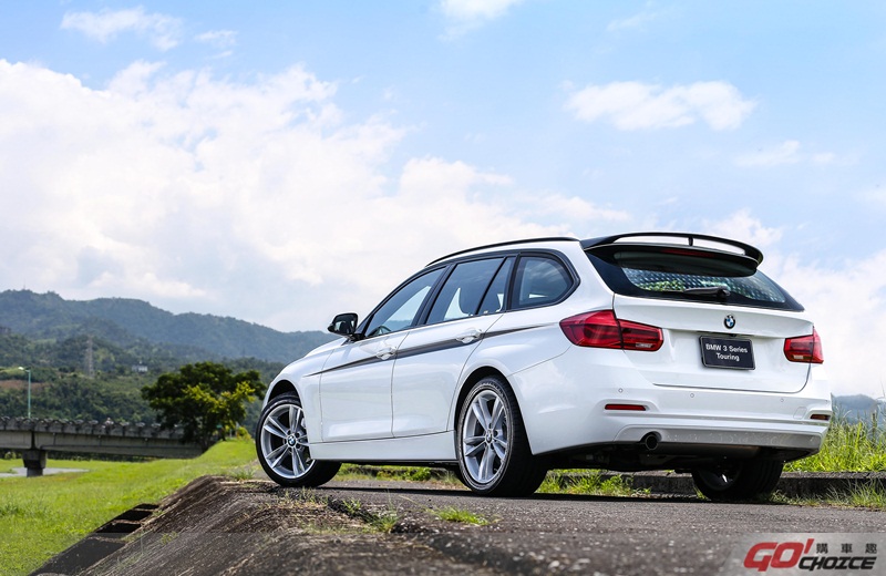全新BMW 3系列Touring M Performance Edition升級搭載M Performance後擾流翼、鍍黑排氣尾飾管、車側貼紙