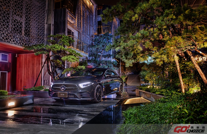 隱身於七也中庭的林中霧間，The new CLS 呈現出靚車與豪墅獨一無二的「Modern Luxury」( 展車車型另有選配Edition 1 套件)