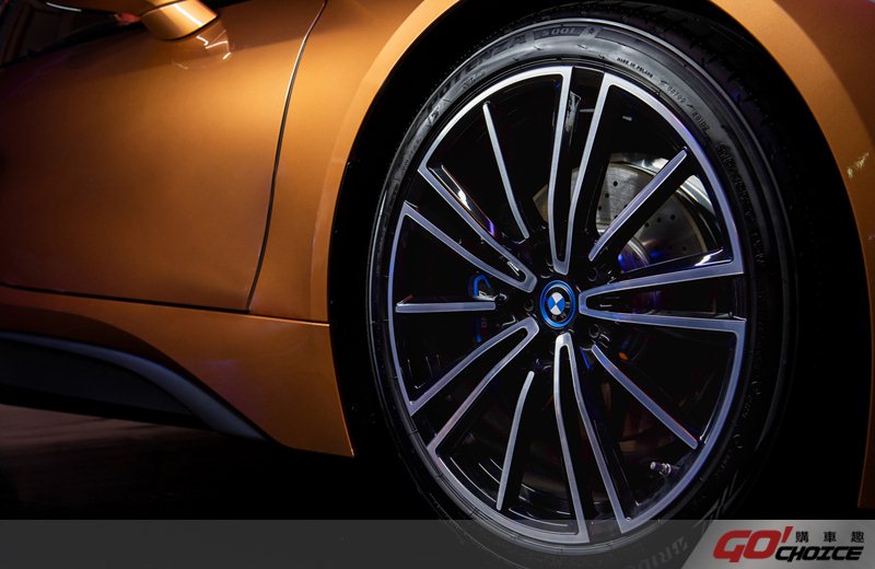 全新BMW i8 Roadster標準配備20吋多輻式雙色輪圈