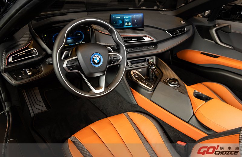 全新BMW i8 Roadster充滿科技感的駕駛座艙