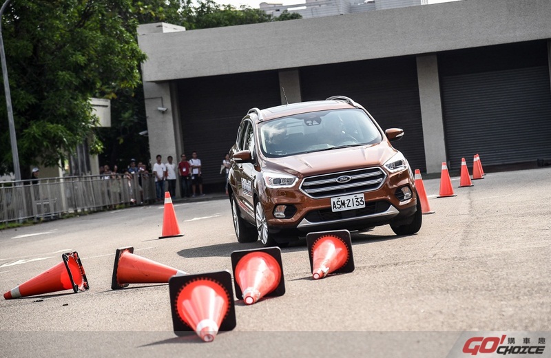 Ford安全節能駕駛體驗營安排三大操駕課程，包含繞錐、緊急煞停及窄巷行車訓練。