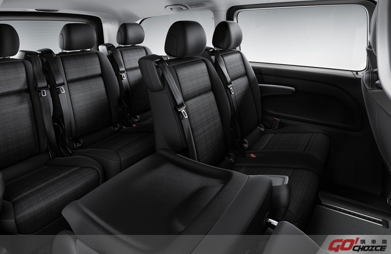 全新Vito Tourer 120車款，車身尺寸承襲既有Vito Tourer車型，提供寬敞舒適的3+3+3九人乘坐空間。