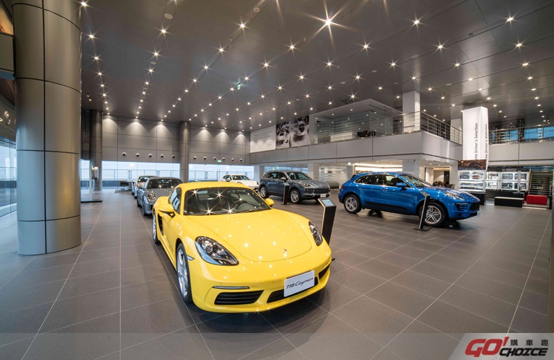 以德國原廠認證最高規格訂立領先業界嶄新標竿，全區以大面積落地窗環繞的一樓展示中心，不僅具備採光明亮的優點，寬敞舒適的空間更可展示20輛Porsche全新車款，為消費者提供最佳的賞車體驗。