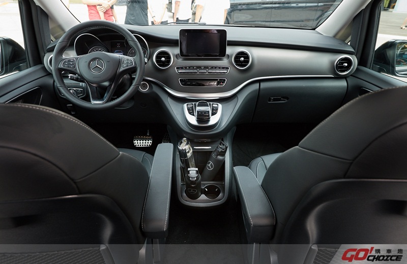 V 220 d 座艙設計延續Mercedes-Benz一貫的豪華格局，多功能彩色顯示儀表內建運動化雙環儀表設計，搭配黑色Nappa真皮多功能方向盤，提供駕駛尊榮感受