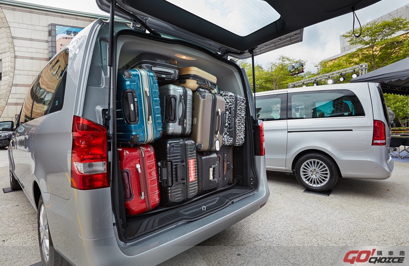 商務接送的豪華商務車V-Class，後座寬敞的空間可放下超過8個大型行李箱