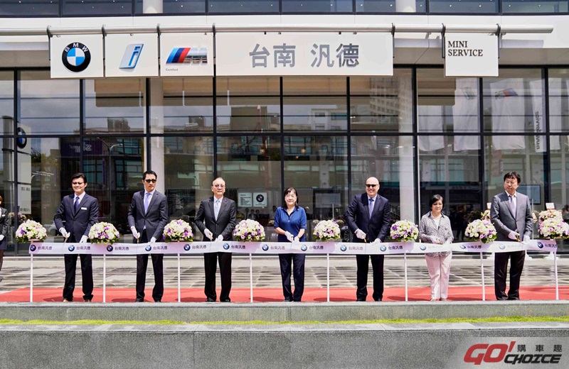 汎德永業汽車股份有限公司董事長 唐慕蓮女士(中)、汎德股份有限公司董事長 唐榮椿先生(左三)、永業進出口股份有限公司董事長 唐如萱女士(右二)、BMW港澳台Managing Director Mr. Kevin Coon(右三)、汎德永業汽車股份有限公司總經理 杜黃旭先生(左二)、汎德永業汽車股份有限公司業務總經理 吳漢明先生(右一)、台南汎德副總經理 張振東先生(左一)，皆一同參與開幕典禮暨剪綵