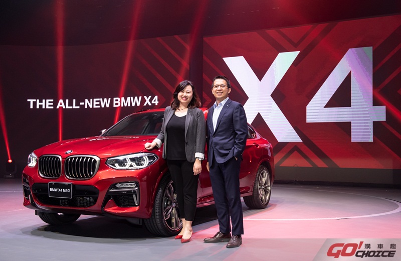 BMW總代理汎德公司營業暨行銷副總經理 李昀潔女士(左)及營業部協理 陳勇成先生(右)於發表會現場與全新BMW X4 M40i合影