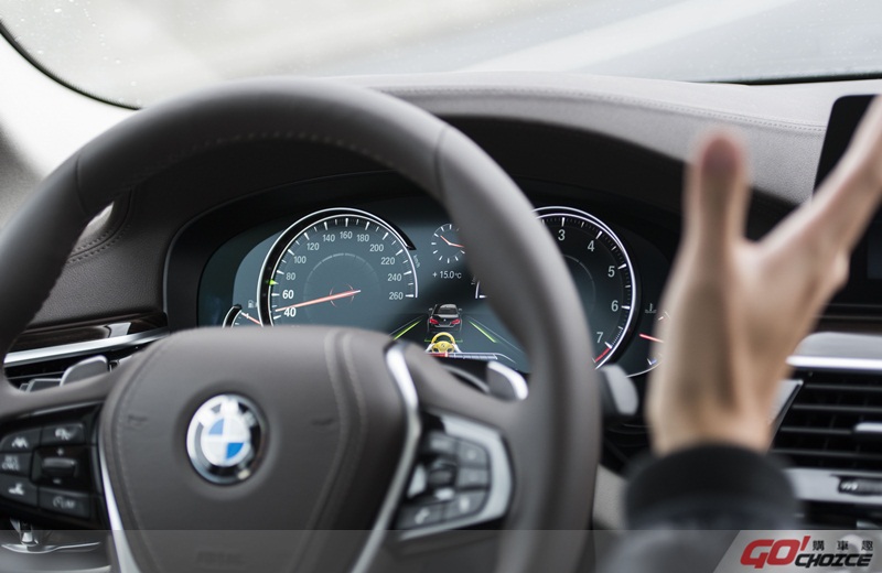  2019年式BMW大5系列四門房車標準配備之主動車距定速控制系統及主動車道維持輔助系統