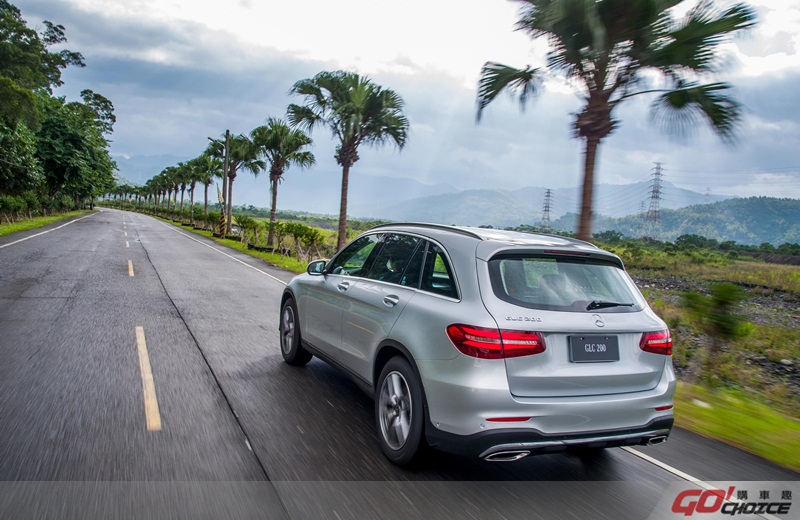 GLC 200同步展現Mercedes-Benz引領車壇的安全造車思維，搭載智慧駕駛輔助系統，包含盲點輔助、主動防撞輔助、PRE-SAFE_主動安全防護等