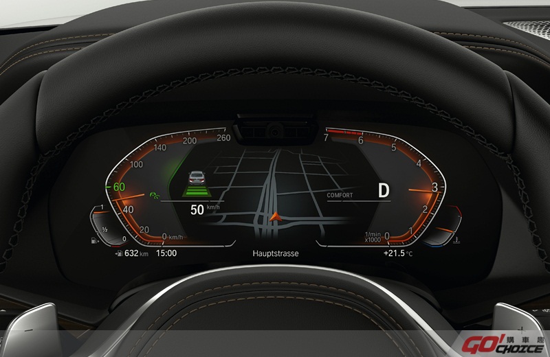  全新世代BMW X5搭載全數位虛擬座艙，「C」字造型對稱環繞的12.3吋多重行車模式儀錶板可顯示完整的原廠智能衛星導航資訊。