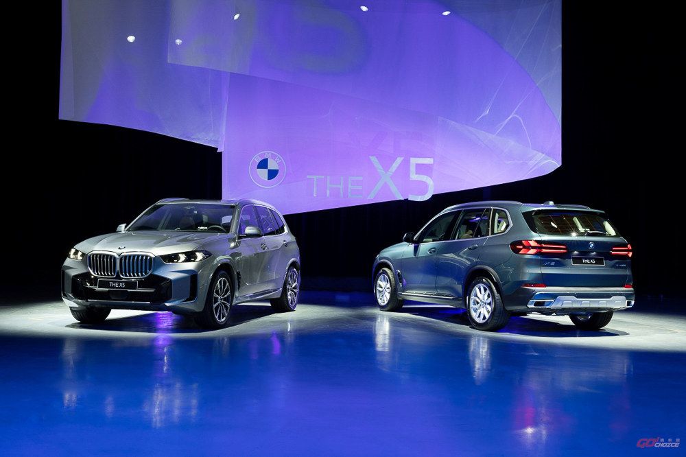 全新BMW X5與X6狂放剽悍的身影,更需強悍動力與俐落動態相互映襯,全新BMW X5 xDrive30d、X5 xDrive40i M Sport、X6 xDrive40i M Sport均搭載引以為傲的BMW TwinPower Turbo直列六缸引擎、新世代48V高效複合動力科技與Steptronic運動化八速手自排變速箱,採用柴油動力的X5 xDrive30d可輸出286匹最大馬力、高達650牛頓米的峰值扭力,0到100km/h加速僅須6.1秒;X5 xDrive40i M Sport與X6 xDrive40i M Sport動力表現更是全面強化,可輸出381匹最大馬力與520牛頓米的峰值扭力,0-100km/h加速僅需5.4秒就能完成;源自於M血統的X6 M60i xDrive則展現讓人熱血澎湃的強勁實力,搭載M部門調校且導入大量來自M的性能基因的M TwinPower Turbo 4.4升V8渦輪增壓引擎、新世代48V高效複合動力科技與Steptronic運動化八速手自排變速箱,可於5,500rpm時爆發530匹最大馬力,750牛頓米峰值扭力更於1,800rpm時即可湧現,只消4.3秒即可達成0到100km/h加速,驍勇之姿不言可喻。 全新BMW X5與X6配備全新xDrive智慧型可變四輪傳動系統與DSC動態穩定控制系統,可依照不同路面狀態將動力輸出主動分配於前軸與後軸,X5 xDrive40i M Sport、X6 xDrive40i M Sport與X6 M60i xDrive全面搭載M跑車化電子懸吊,創造出更優異的車輛動態表現與駕馭熱情,X6 M60i xDrive則具備專屬整合式後軸轉向系統、M運動化差速器搭配M運動化排氣系統,更能為激盪出駕駛對於馳騁的喜愛與熱血奔放的聽覺饗宴,猛獸氣息表露無遺。
