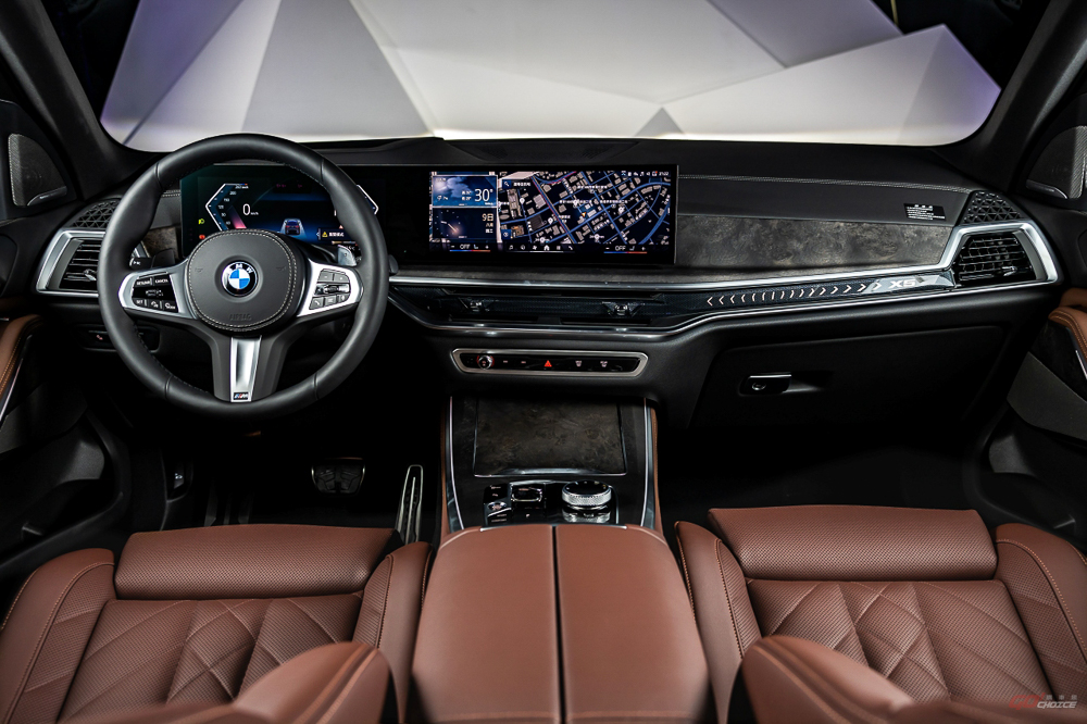 全新BMW X5與X6狂放剽悍的身影,更需強悍動力與俐落動態相互映襯,全新BMW X5 xDrive30d、X5 xDrive40i M Sport、X6 xDrive40i M Sport均搭載引以為傲的BMW TwinPower Turbo直列六缸引擎、新世代48V高效複合動力科技與Steptronic運動化八速手自排變速箱,採用柴油動力的X5 xDrive30d可輸出286匹最大馬力、高達650牛頓米的峰值扭力,0到100km/h加速僅須6.1秒;X5 xDrive40i M Sport與X6 xDrive40i M Sport動力表現更是全面強化,可輸出381匹最大馬力與520牛頓米的峰值扭力,0-100km/h加速僅需5.4秒就能完成;源自於M血統的X6 M60i xDrive則展現讓人熱血澎湃的強勁實力,搭載M部門調校且導入大量來自M的性能基因的M TwinPower Turbo 4.4升V8渦輪增壓引擎、新世代48V高效複合動力科技與Steptronic運動化八速手自排變速箱,可於5,500rpm時爆發530匹最大馬力,750牛頓米峰值扭力更於1,800rpm時即可湧現,只消4.3秒即可達成0到100km/h加速,驍勇之姿不言可喻。 全新BMW X5與X6配備全新xDrive智慧型可變四輪傳動系統與DSC動態穩定控制系統,可依照不同路面狀態將動力輸出主動分配於前軸與後軸,X5 xDrive40i M Sport、X6 xDrive40i M Sport與X6 M60i xDrive全面搭載M跑車化電子懸吊,創造出更優異的車輛動態表現與駕馭熱情,X6 M60i xDrive則具備專屬整合式後軸轉向系統、M運動化差速器搭配M運動化排氣系統,更能為激盪出駕駛對於馳騁的喜愛與熱血奔放的聽覺饗宴,猛獸氣息表露無遺。