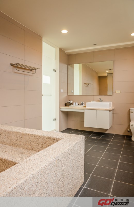 浴室也結合溫泉的概念，泡澡池經過特別設計，連浴室也走時尚飯店風格。