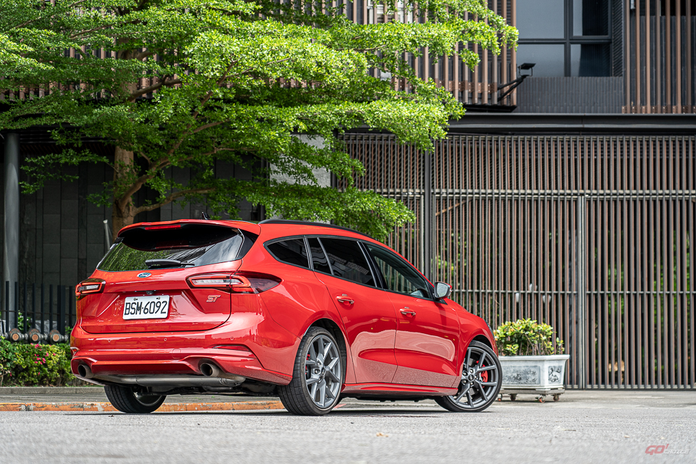 對於爸爸來說，它簡直就是完美的存在｜Ford Focus Mk4.5 ST Wagon 試駕