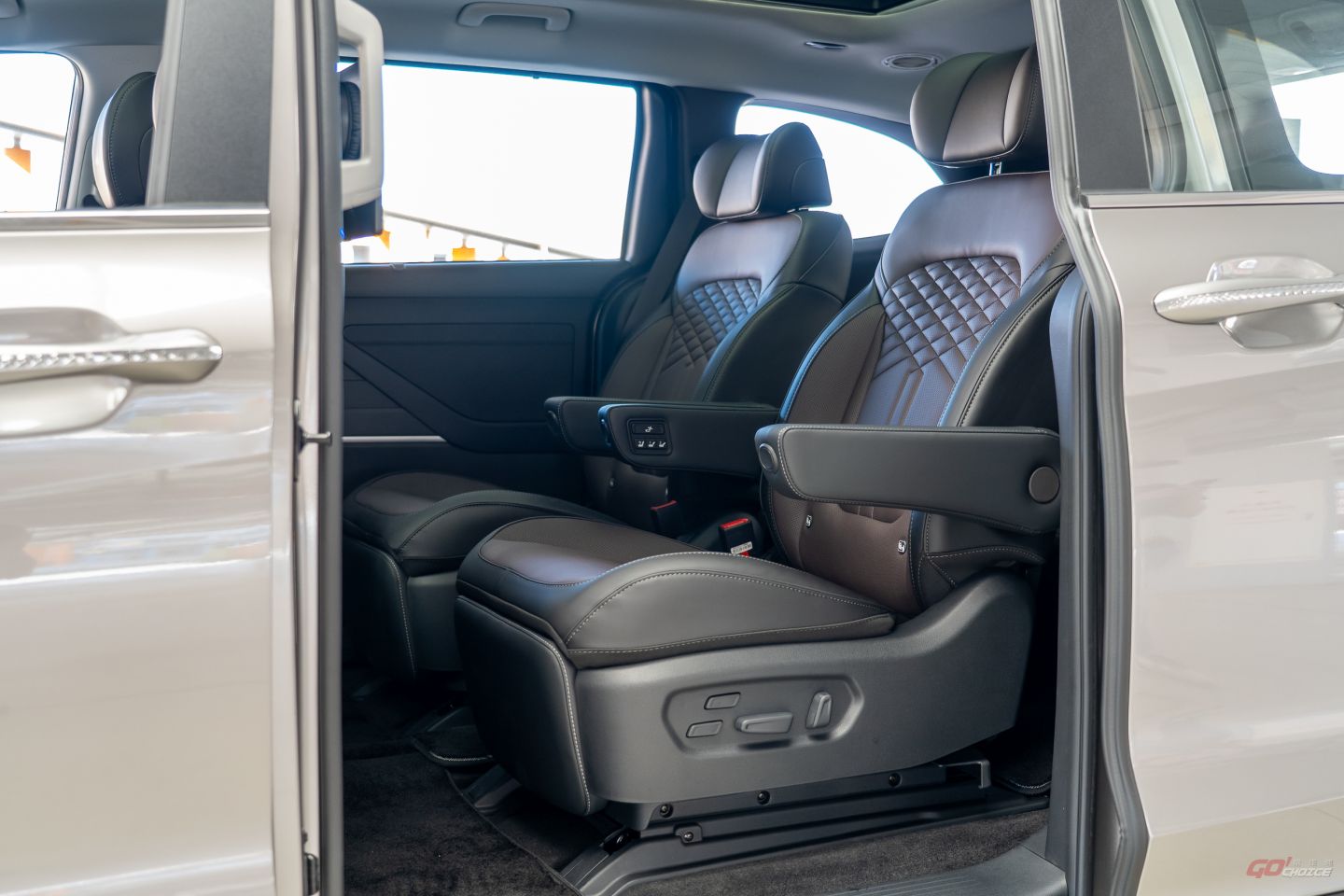 Hyundai%20Custin%202_0T-2