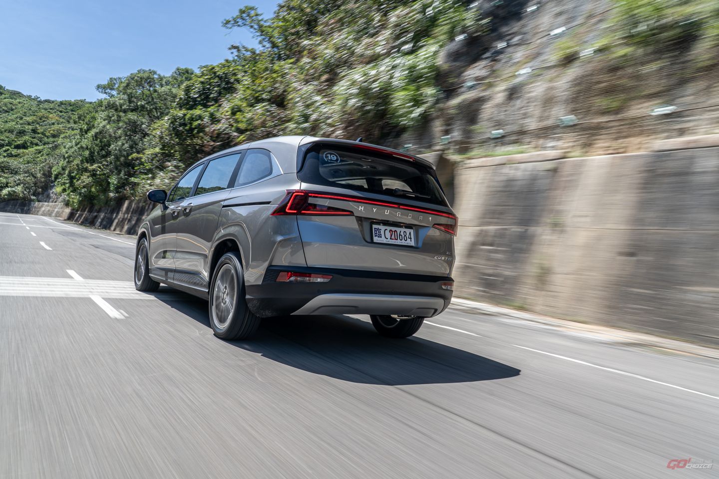 Hyundai%20Custin%202_0T-2