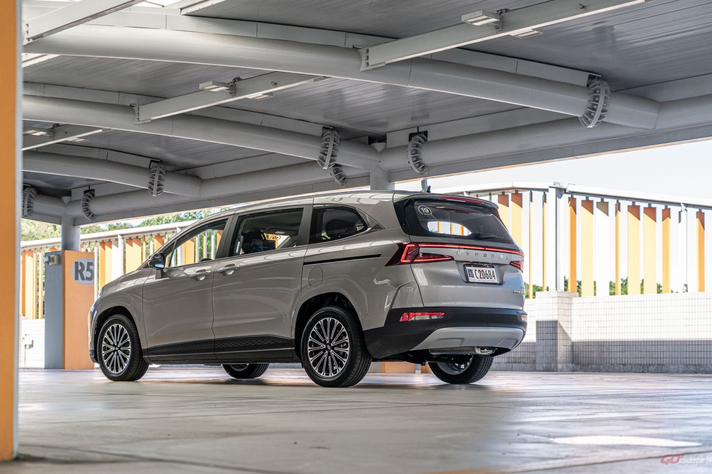 Hyundai%20Custin%202_0T-2