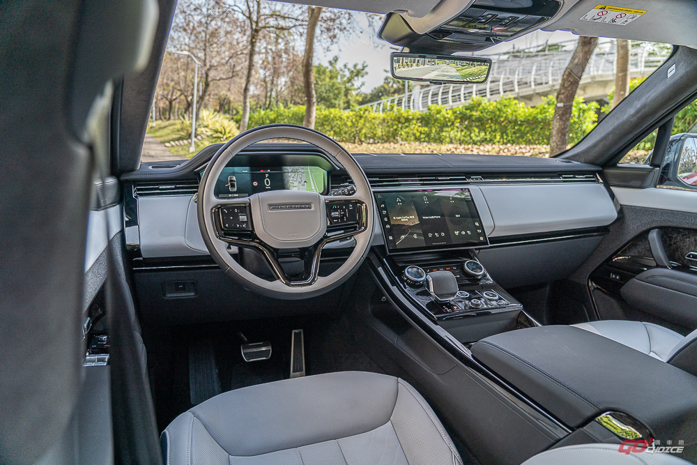 作為位階僅次於 Range Rover 的存在,Range Rover Sport 同樣緊隨 Range Rover 在造型設計上的極致簡約,如同前者,你幾乎不會看到任何繁複的線條拉伸,基本上都是用極少的筆觸來完成整台車的造型勾勒。不過,或許是為了對應其「Sport」的名號,諸如前後保桿下緣等位置,還是多了些許橫向突出的設計來營造出較為跑格的視覺感受,但包含頭尾燈組、水箱護罩等過渡方式都還是以平面圓滑為準。
