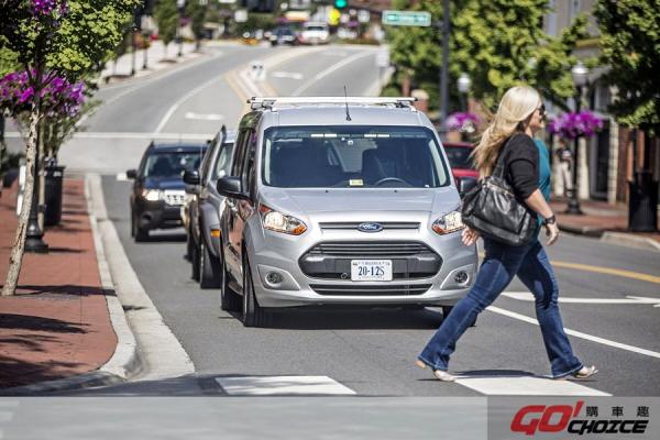 為未來科技做準備 Ford研究無人駕駛車與用路人溝通方式