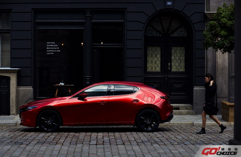 旗艦款價格調降、增列紅黑色系內裝與黑化鋁圈！2021年式Mazda 3在台上市