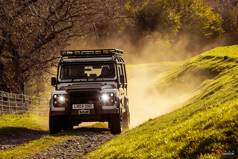 LAND ROVER 向經典致敬 推出限量版 CLASSIC DEFENDER V8 TROPHY II