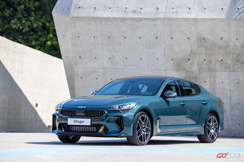 KIA 23 年式 Stinger 正式開始發售，155.9 萬起新增墨碧綠車色