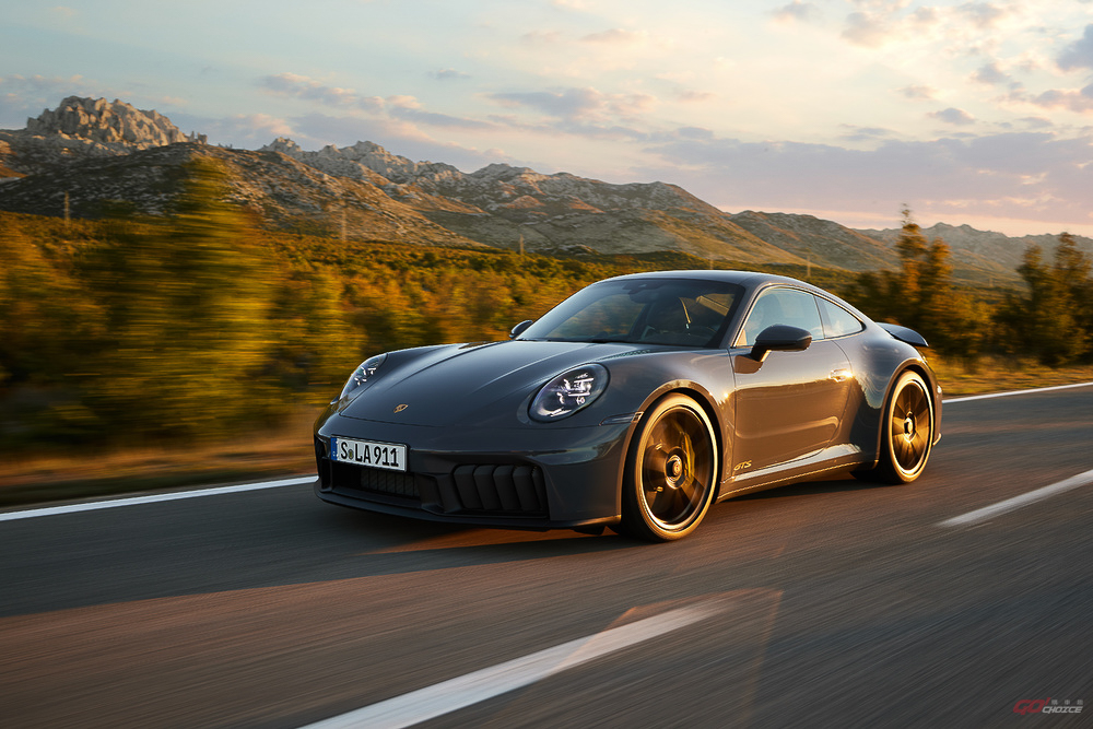 傳奇跑車正式油電化！Porsche 發表改款 911 車系，國內建議售價 704 萬起！