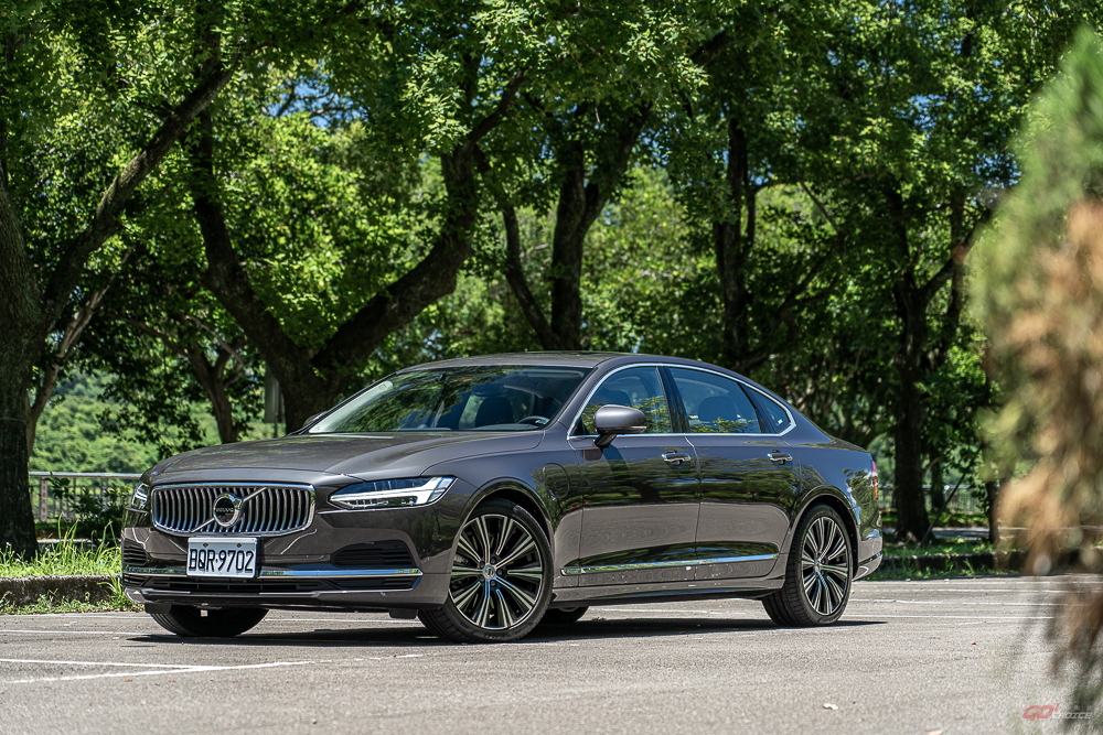 旗艦究竟該如何呈現？Volvo S90 以空間、油電、滿配三重優勢給出最佳解答！