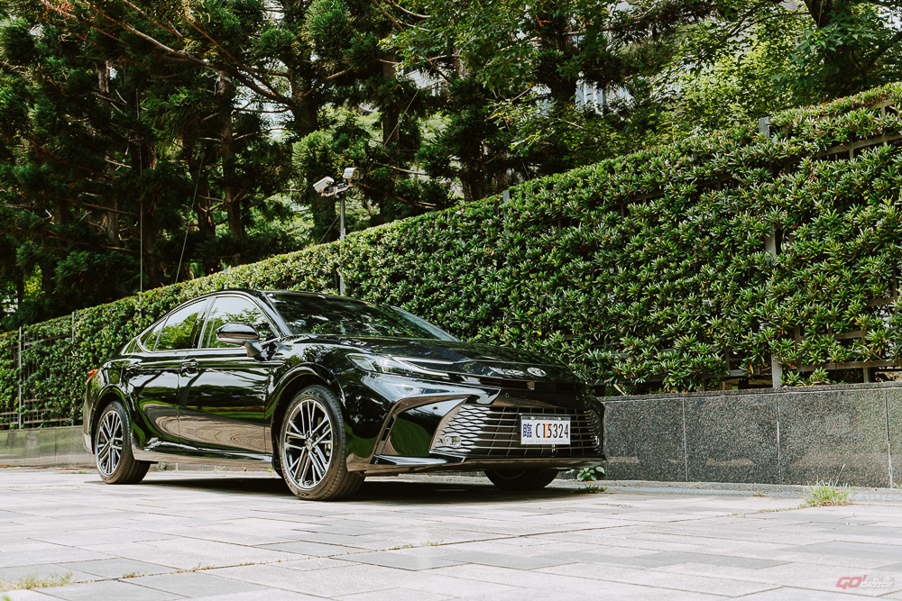 佛心價格能突圍？油電或許才是首選！第九代 Toyota Camry 汽油旗艦型試駕！