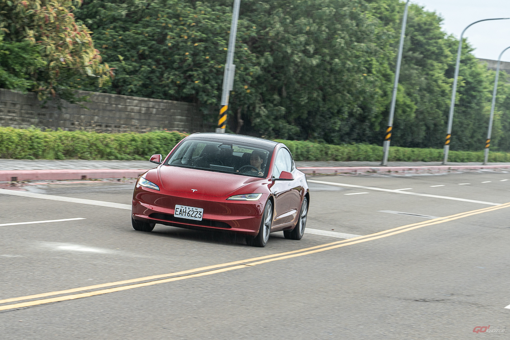 數位極簡化是好是壞？｜Tesla Model 3 Highland 煥新版 試駕