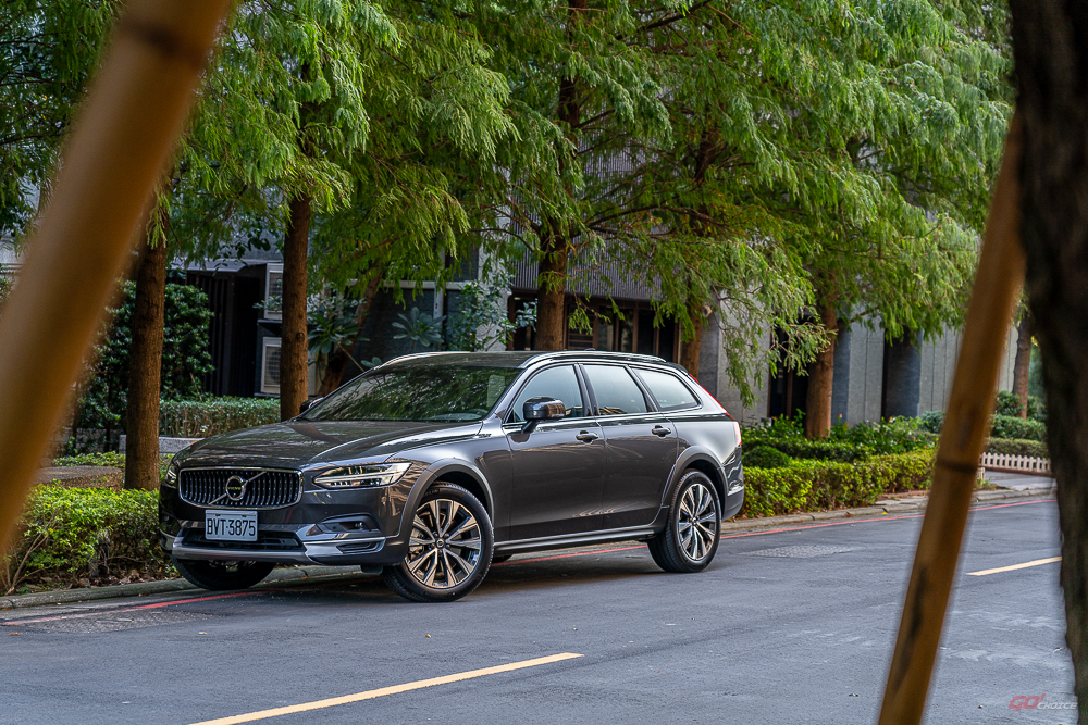 成就真正的豪華雙棲轎旅｜擁有 Volvo V90 Cross Country Ultimate B5 AWD 正是時候！