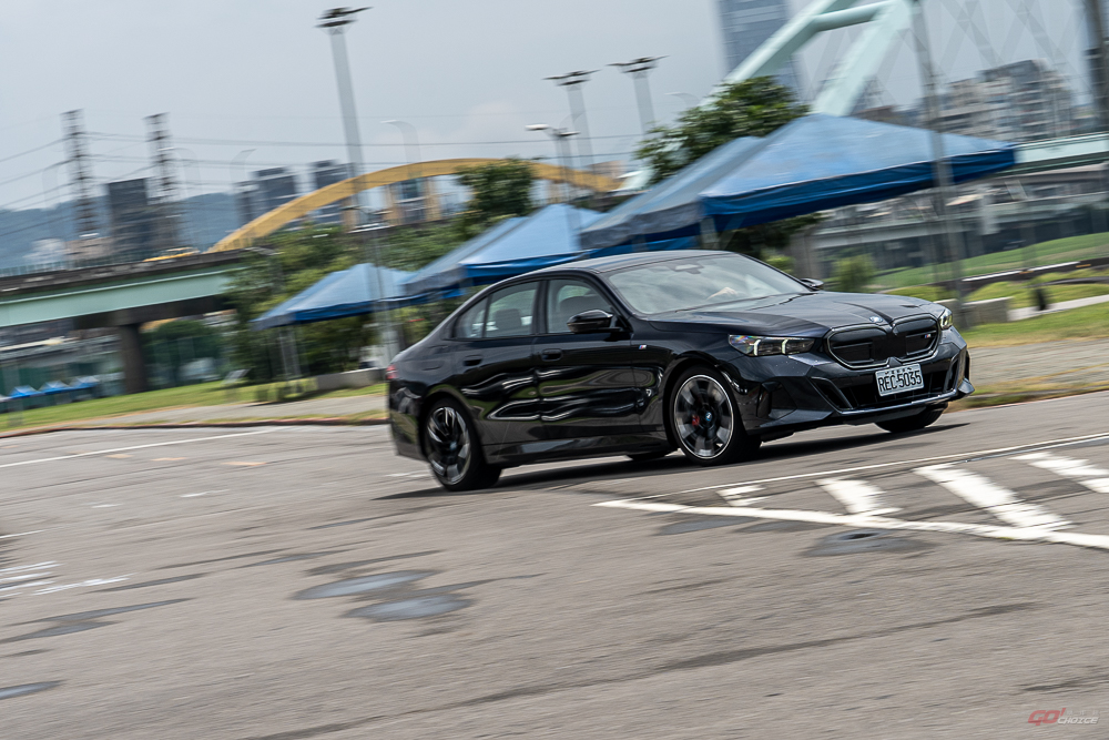 淬煉極致的油電共生之作｜BMW i5 M60 xDrive 試駕
