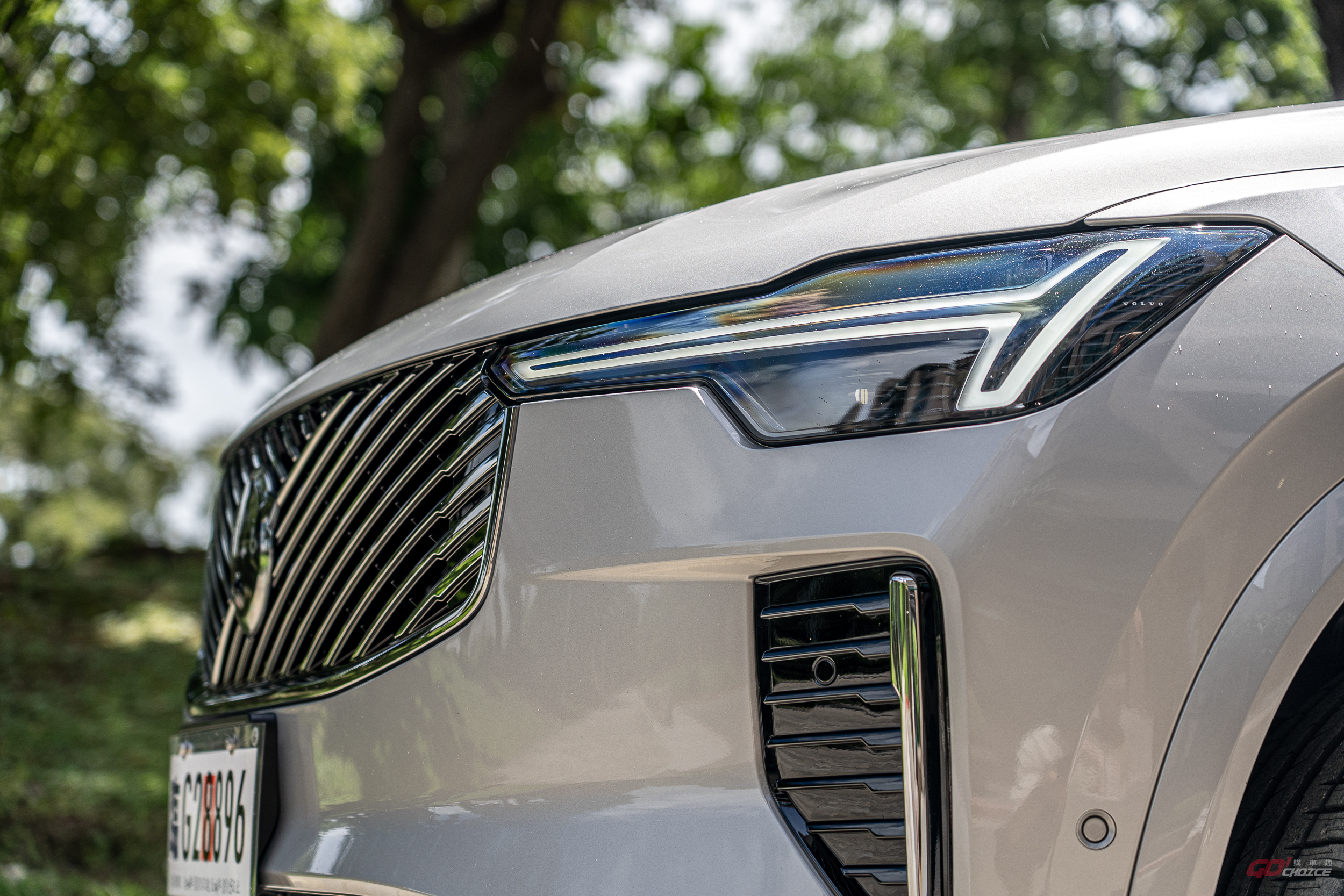 純電轉型緩步向前，燃油旗艦續戰市場｜Volvo 中期改款 XC90 十年後足以迎戰敵手？