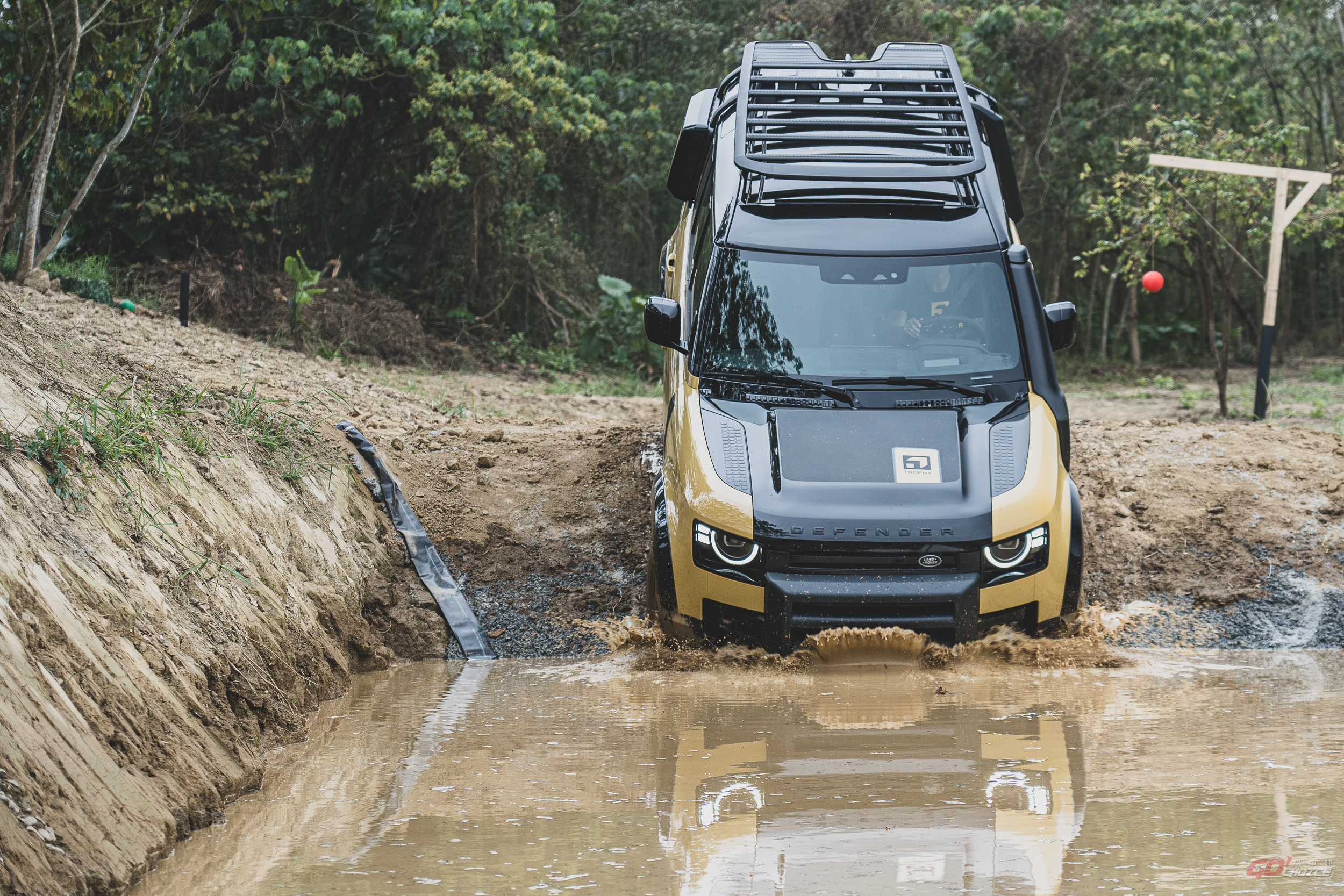 實戰與精品的界線｜從 Defender Trophy 剖析 JLR 的集團轉型佈局