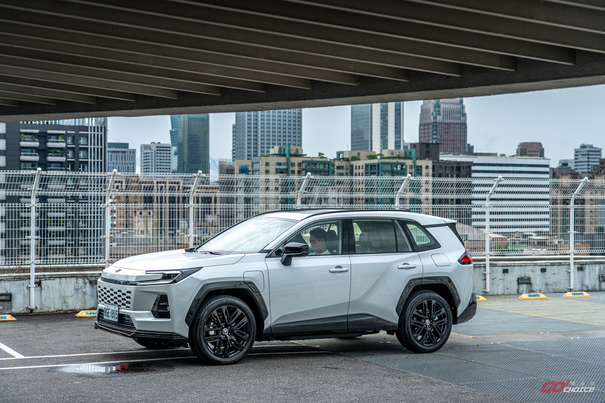 遲來的折衷產物，還是切中需求的務實解方？｜Toyota RAV4 PHEV 試駕
